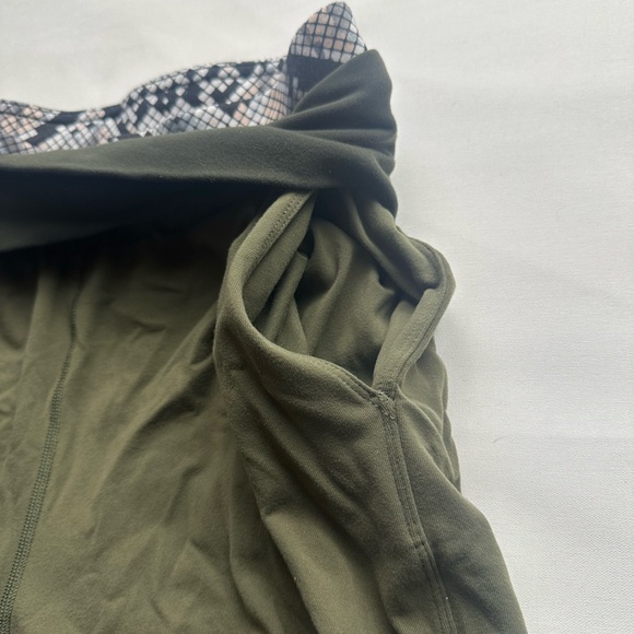 Lululemon sunset salutation crop. Luon light, fold down layered waist. Size 6 - Picture 13 of 16